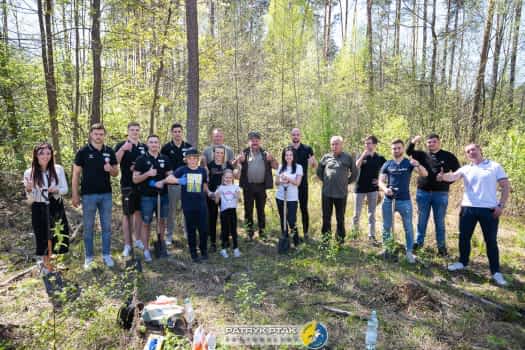 Nasadzanie lasu we współpracy z Nadleśnictwem Kielce